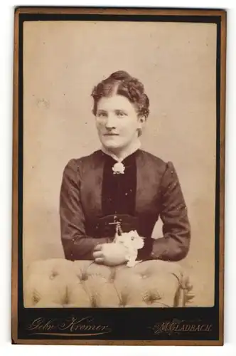 Fotografie Gebr. Kremer, M. Gladbach, Portrait junge Dame mit zusammengebundenem Haar