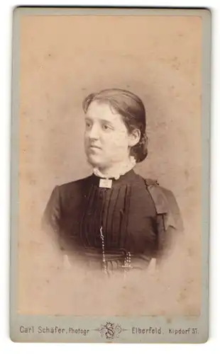 Fotografie Carl Schäfer, Elberfeld, Portrait Fräulein mit zusammengebundenem Haar