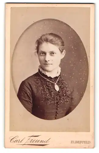 Fotografie Carl Freund, Elberfeld, Portrait Fräulein mit zusammengebundenem Haar und Halskette