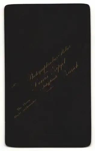 Fotografie Louis Zipfel, Zürich, Portrait Herr in Anzug mit Fliege