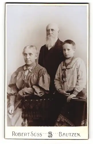 Fotografie Robert Süss. Bautzen, Portrait greises Paar und Knabe