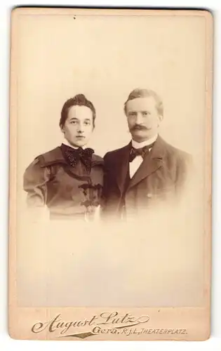 Fotografie August Lutz, Gera, Portrait bürgerliches Paar in zeitgenöss. Mode