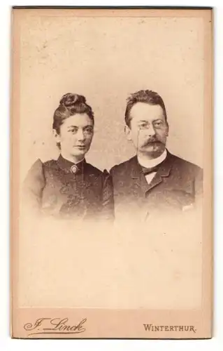 Fotografie J. Linck, Winterthur, Portrait Ehepaar in zeitgenöss. Garderobe