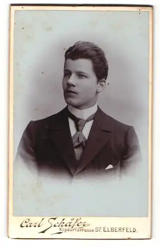 Fotografie Carl Schäfer, Elberfeld, Portrait charmanter Herr im Anzug mit Krawatte