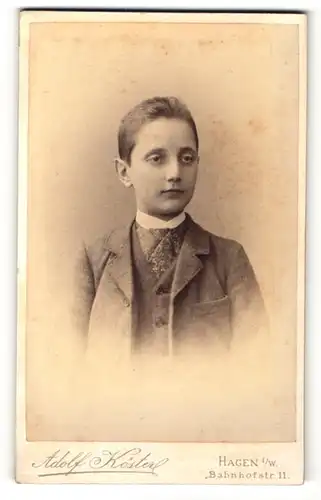 Fotografie Adolf Köster, Hagen i / W., Portrait kleiner Junge im Anzug mit Krawatte