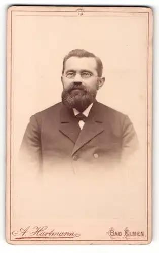 Fotografie A. Hartmann, Bad Elmen, Portrait bürgerlicher Herr mit Brille und Vollbart