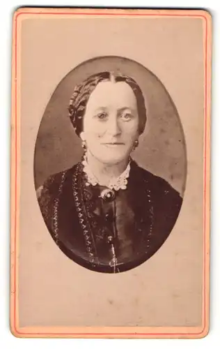 Fotografie Richard Nerz, Schwarzenberg, Portrait Dame mit zusammengebundenem Haar