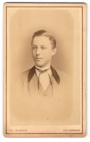 Fotografie Fr. Berrer, Heilbronn, Portrait junger Herr in Anzug