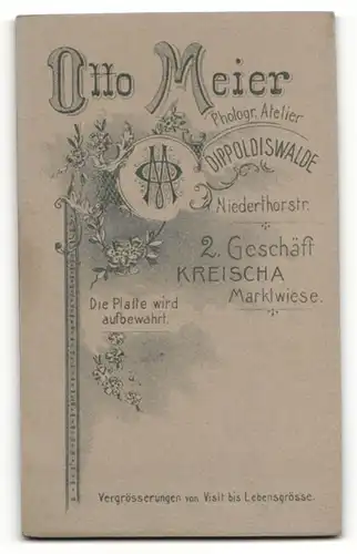Fotografie Otto Meier, Dippoldiswalde, Portrait junge Dame im modischen Kleid mit Kragenbrosche