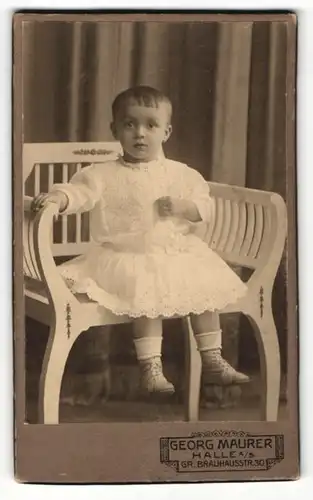 Fotografie Georg Maurer, Halle a / S., Portrait niedliches kleines Mädchen im weissen Kleid