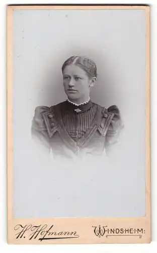 Fotografie H. Hofmann, Windsheim, Portrait junge Dame mit zurückgebundenem Haar und Kragenbrosche