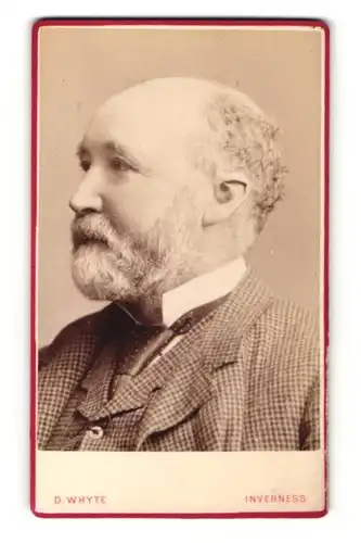 Fotografie D. Whyte, Inverness, Portrait älterer Herr im Anzug mit Krawatte und Vollbart