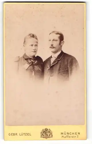 Fotografie Gebr. Lützel, München, Portrait Eheleute in festlicher Kleidung