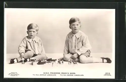 AK Söhne der Prinzessin Mary von England, Gerald und George Lascelles mit Spielzeug