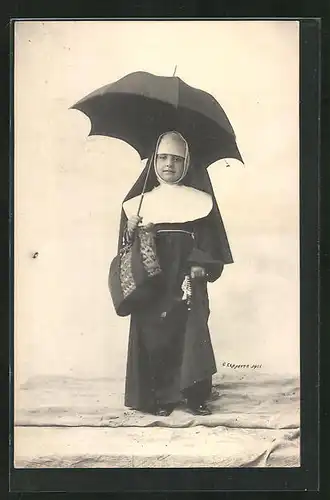 AK Kleine Nonne mit Schirm mit Tasche in der Hand