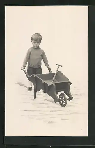 AK Kleiner Junge mit Schaufel in einem Karren
