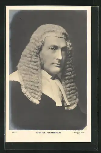 AK Justice Grantham, Justiziar in Amtstracht