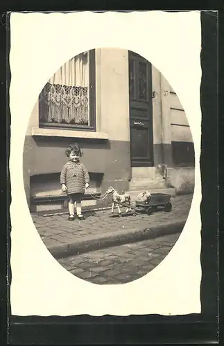 Foto-AK Kleines Mädchen mit einem Spielzeugpferd