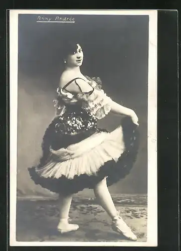 AK Ballett, Anny Andree in einem weiten Kleid mit Ballettschuhen