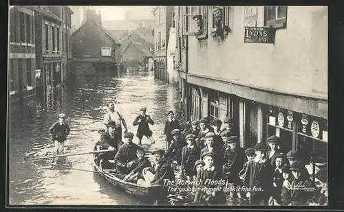 AK Norwich, Floods, The younger element think it fine fun, Ruderboot in überfluteter Strasse