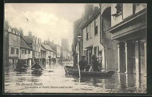 AK Norwich, Floods, Top window of Public House used as bar, Männer in Booten