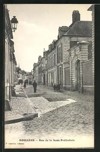 AK Doullens, Rue de la Sous-Prefecture, Strassenpartie