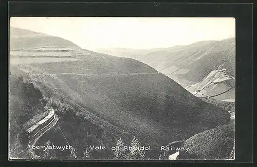 AK Aberystwyth, Kleinbahn Vale of Rheidol fährt an Berghang, Blick über Tal