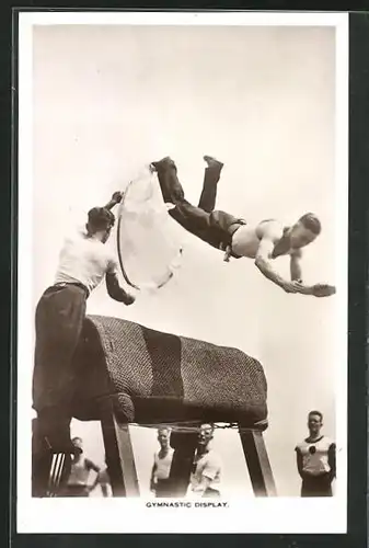 AK Gymnastic Display, Turner springt durch einen Reifen über den Bock