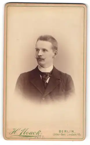 Fotografie H. Noack, Berlin, Portrait junger Herr mit Bürstenhaarschnitt und Oberlippenbart
