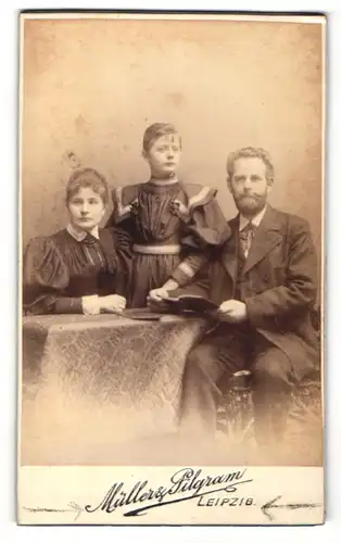 Fotografie Müller & Pilgram, Leipzig, Portrait bürgerliche Familie