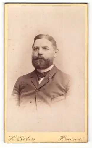 Fotografie H. Richers, Hannover, Portrait Herr mit Bart im Anzug