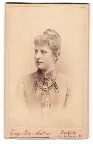 Fotografie Eugen Jos. Mertens, Krefeld, Portrait Dame mit Hochsteckfrisur & Kette