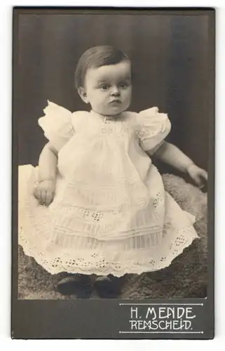 Fotografie H. Mende, Remscheid, Portrait kleines Mädchen auf einem Fell