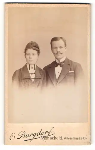 Fotografie E. Burgdorf, Remscheid, Portrait eines jungen Paares
