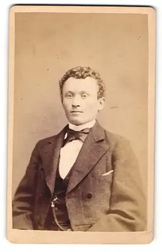 Fotografie Gustav Schroeder, Mittweida, Portrait junger Mann im Anzug mit Fliege