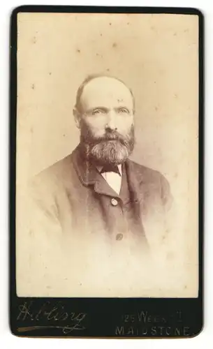 Fotografie Hibling, Maidstone, Portrait Herr mit Bart im Anzug