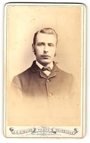 Fotografie E.E. Hibling, Maidstone, Portrait junger Mann im Anzug