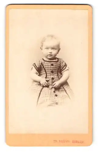Fotografie Theodor Prümm, Berlin, Portrait eines Kleinkindes