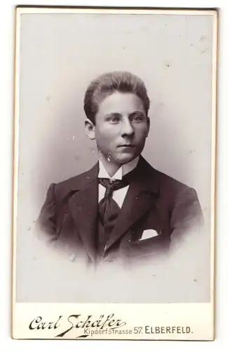 Fotografie Carl Schäfer, Elberfeld, Portrait junger Mann im Anzug mit Krawatte