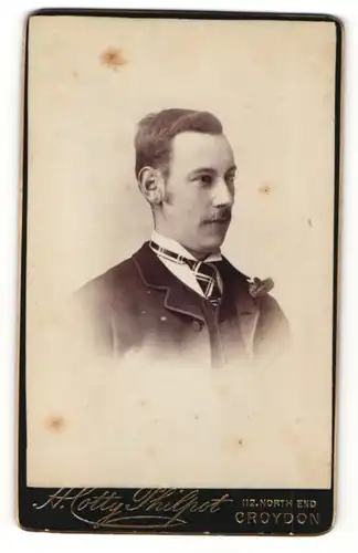 Fotografie H. Cotty Philpot, Croydon, Portrait junger Mann im Anzug