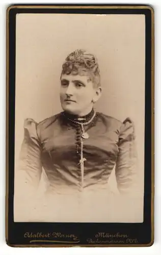 Fotografie Adalbert Werner, München, Portrait Bürgerliche im Kleid mit Kette
