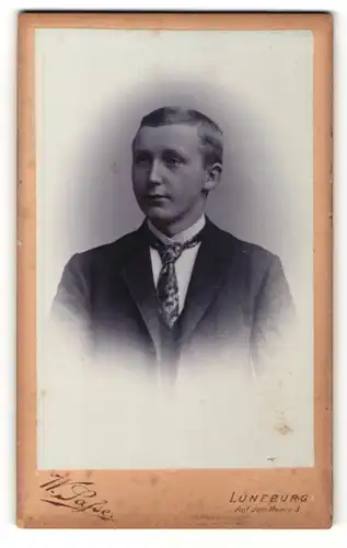 Fotografie W. Safse, Lüneburg, Portrait Junge im Anzug mit Krawatte