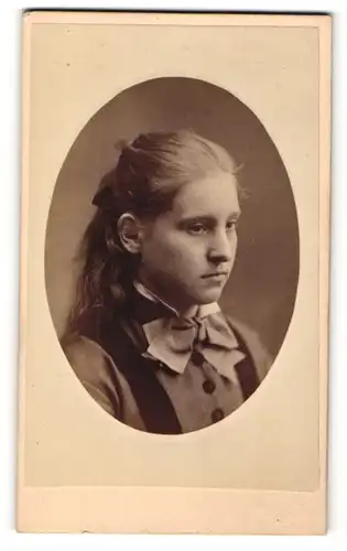 Fotografie Southsea Portrait Gallery, Ort unbekannt, Portrait Mädchen mit Halstuch