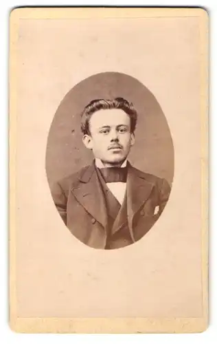 Fotografie Gustav Schroeder, Mittweida, Portrait Herr im Anzug