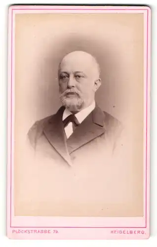 Fotografie Eduard Schultze, Heidelberg, Portrait älterer Herr im Anzug mit Bart