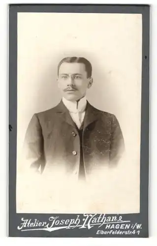 Fotografie Joseph Nathane, Hagen i. W., Portrait Herr im Anzug mit Brille