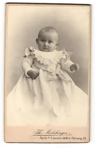 Fotografie Th. Molsberger, Halle / Saale, Portrait eines Kleinkindes