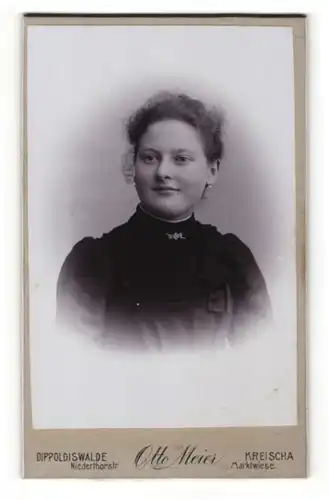Fotografie Otto Meier, Dippoldiswalde, Portrait junges Mädchen in schwarzer Bluse