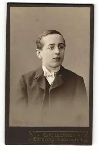 Fotografie Otto Dechant, Bernburg, Portrait Junge im Anzug
