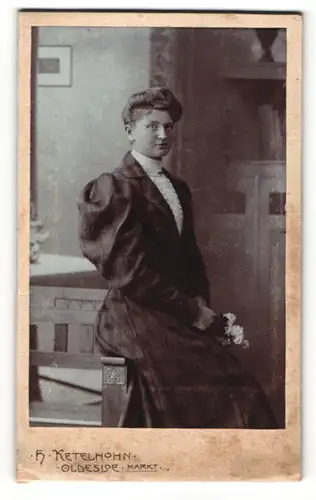 Fotografie H. Ketelhohn, Bad Oldesloe, Portrait junge Dame mit Blumen in der Hand